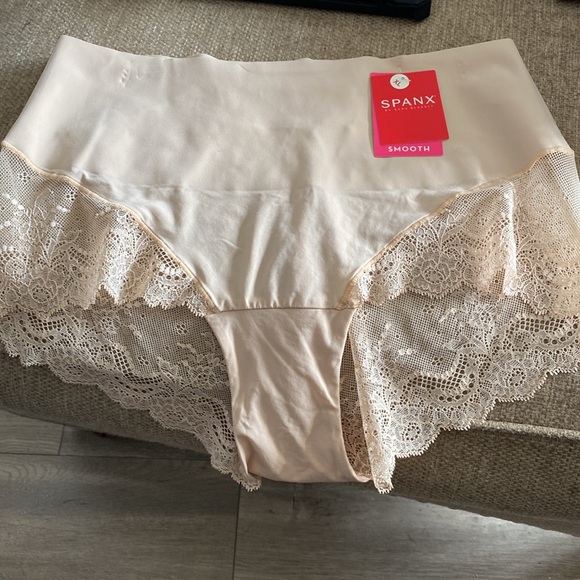 NWT SPANXsmooth™ Undie-tectable® Lace Hi-Hipster soft nude new with tags - Picture 3 of 4